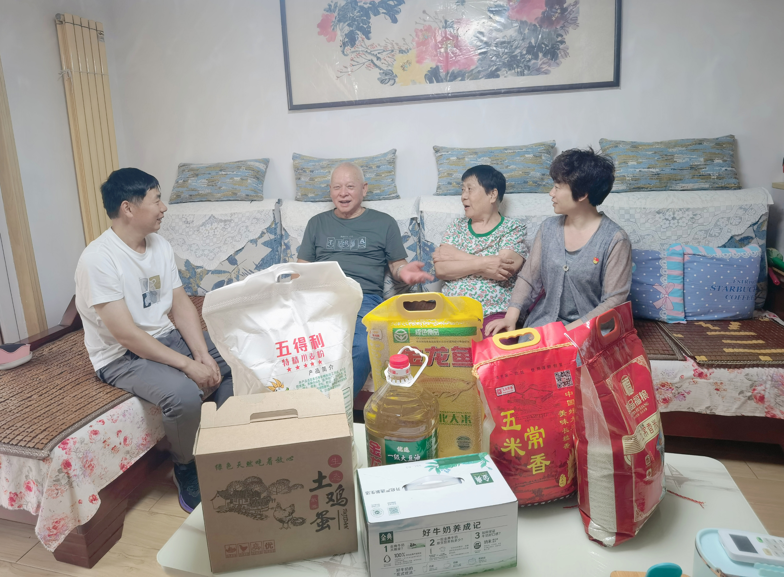 石佛辦事處通和社區(qū)與恒信黨支部 聯合開展七一走訪慰問社區(qū)老黨員活動
